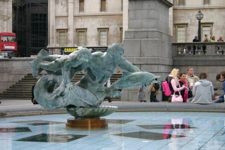 People by Trafalgar Sqare fountains