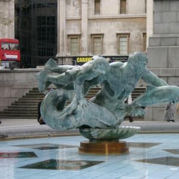 People by Trafalgar Sqare fountains