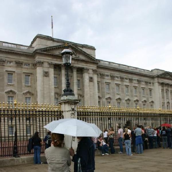Raining at Buckingham Palace