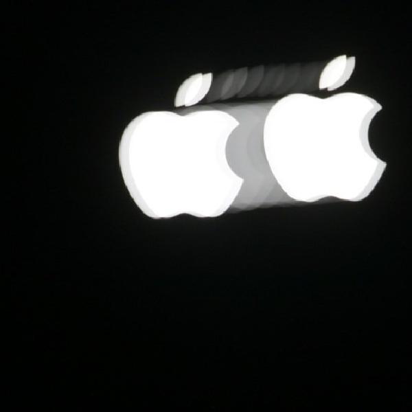 2 Apples in the dark