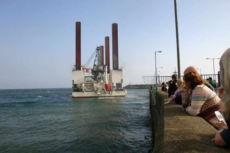 Onlookers watch Mayflower Resolution leave Douglas