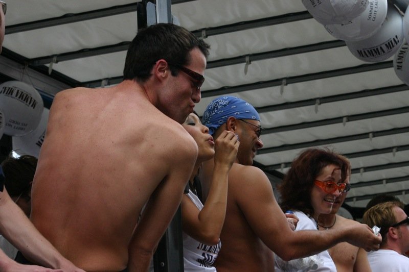 Kisses and bubbles for the crowd