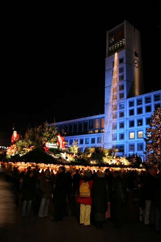 Rathaus beleuchtet