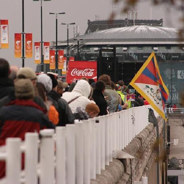 Tibetan flag on Waterloo Bridge