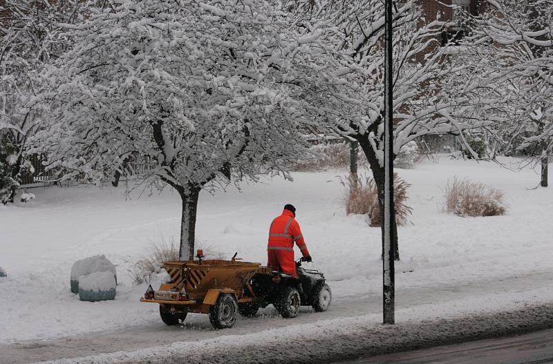 Ride-on gritter