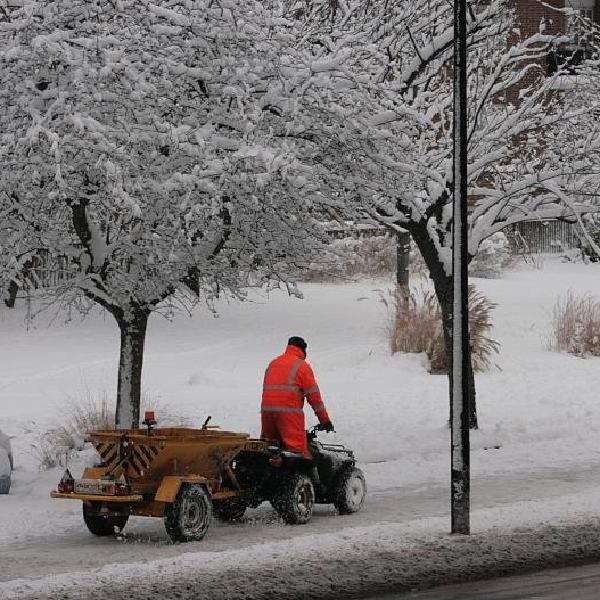 Ride-on gritter