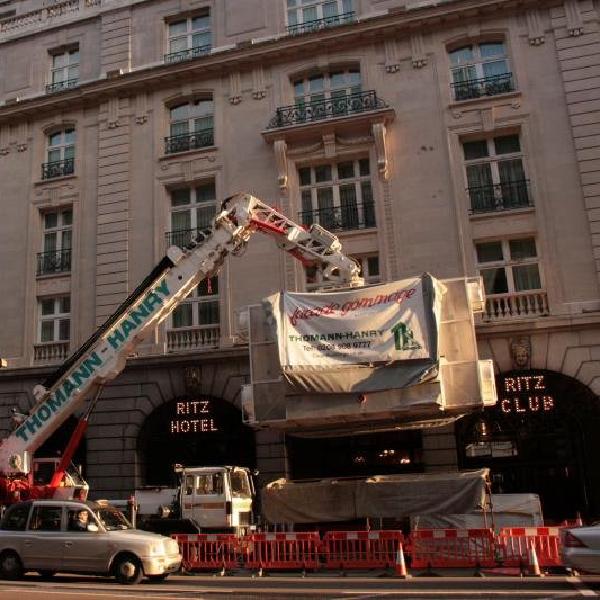 Cleaning the façade