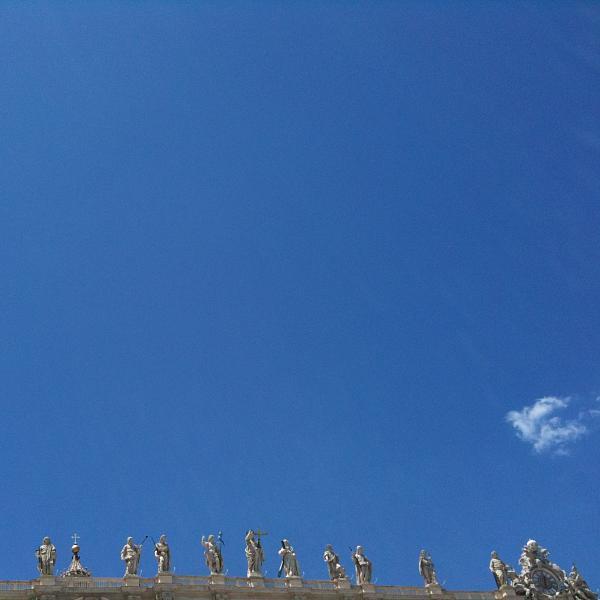 Spectating statues