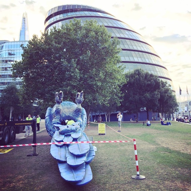 BREAKING: giant parrot dies at City Hall to be craned out