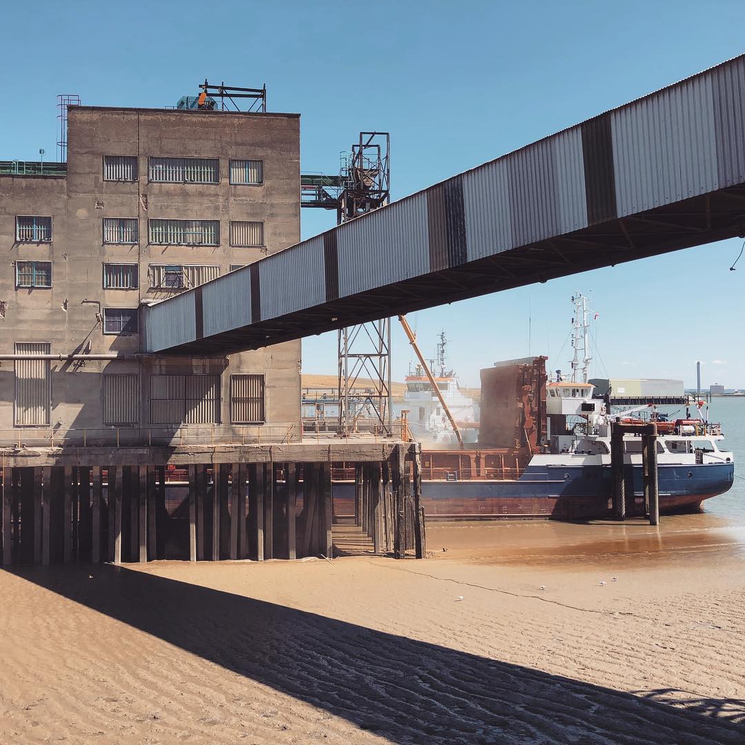 Transferring grain onto the Thames