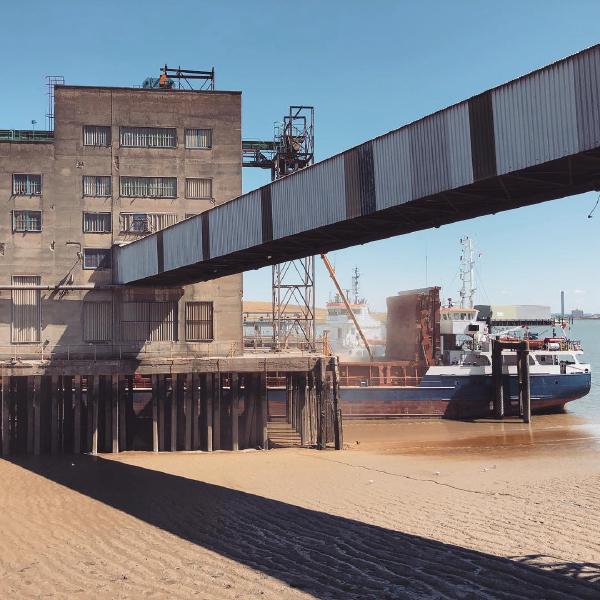 Transferring grain onto the Thames