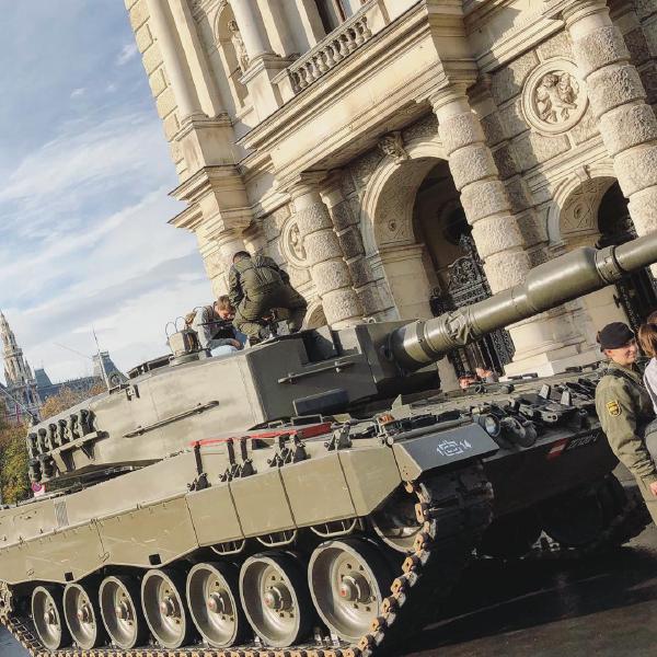 Austrias Bundesheer showing off their machinery and tech on their national holiday